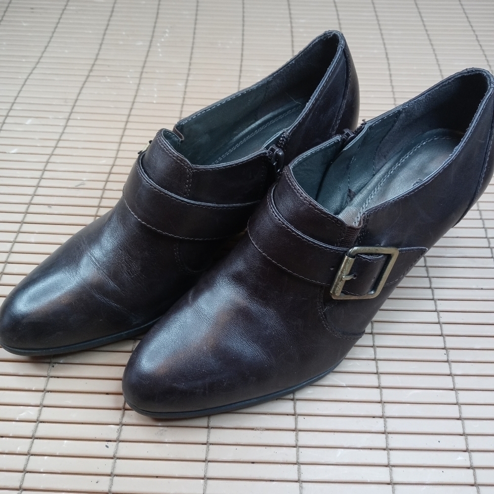 Naturalizer women's brown leather side zip bootie. 3" heel sz 9M. 50pm